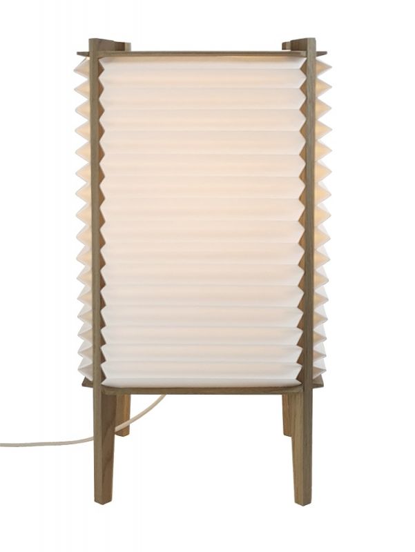 BEE HIVE Tischleuchte von Le Klint: Moderne Lampe mit plissiertem Schirm und Holzgestell.